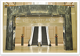 [4] 入り口を入って、すぐ正面にある「The GATEWAY」と書かれたエスカレーターを上ります。